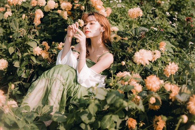 mental clarity acupuncture - woman in floral field